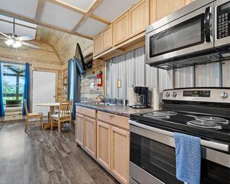 Lucky's Canoe & Kayak Cabin #1 - Caddo River Access! - Glenwood - Kitchen