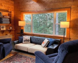 Peaceful and Private Cabin near charming Saint Johnsbury Vermont - Saint Johnsbury - Living room