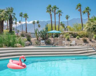 Girls Trip w/ Pool, Hot Tub, Games, Selfie Ring, Wine Glasses, & Much More - Palm Springs - Piscina