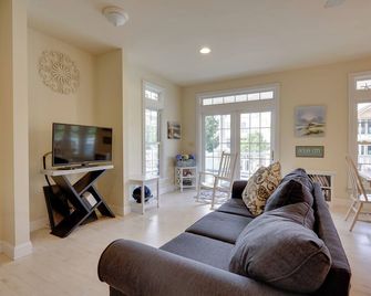 Sunny Ocean City Retreat about Qtr-Mi to Beach! - Ocean City - Living room