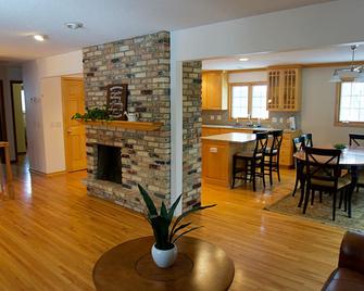 5 bdrm house w/HOT TUB across from Moore Lake Park - Fridley - Living room
