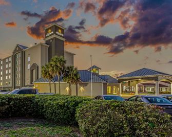 La Quinta Inn & Suites by Wyndham Panama City - Panama City - Building