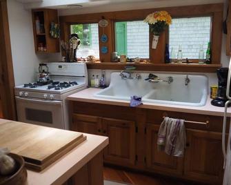 Classic Vermont Cabin on 2.5 acres Lake Frontage - Salisbury - Kitchen