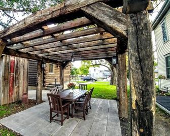 Stenhuset Historic 1877 Stone House Retreat - Lindsborg - Patio