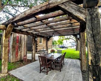 Stenhuset: Stunning Historic \'1877 Stone House\' - Lindsborg - Innenhof