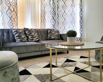 Charming house in lovely Palmdale near Marie Kerr Park, schools, AV Mall - Palmdale - Lounge