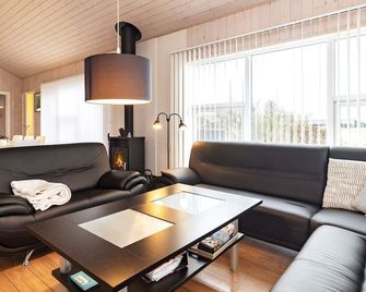 4 star holiday home in Hirtshals - Hirtshals - Sala de estar