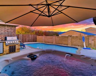 Relaxing Retreat With Hot Tub & Pool. Fun in A Cozy Home . - Grand Prairie - Pool