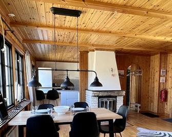 2022 completely renovated house in typical Swedish quiet location - Hultsfred - Їдальня