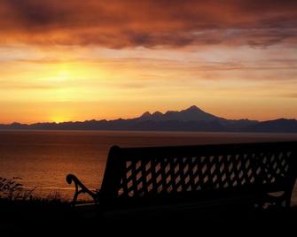 Family-sized Bluff House Overlooking the Beautiful Cook Inlet with Mountain View - Ninilchik - Playa