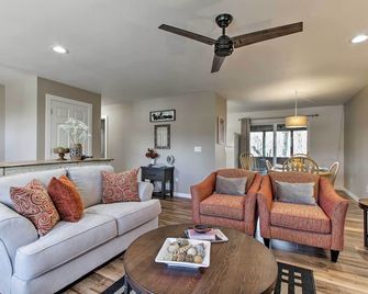 'RiverSong' Waterfront La Crosse Home w/ Dock - La Crosse - Living room