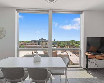 Brand New 2br Chicago City Escape - שיקאגו - חדר אוכל