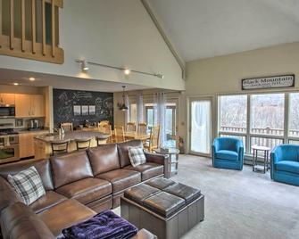 Spacious Ski-inandOut Black Mountain Home with Deck! - Jackson - Living room