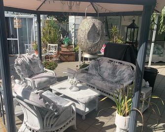 Adorable Country Studio (pet friendly) additional charges - Dudley Park - Patio