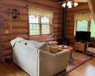 Romantic Log Cabin Open For Business Mt.Views, 2/1,10 Min Avl, Fp,wifi, Firepit - Leicester - Sala de estar