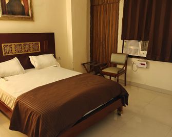 Lake View Homestay - Varanasi - Bedroom