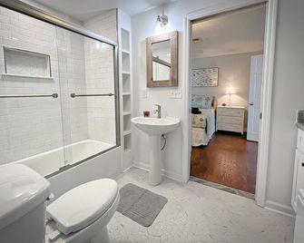 Carolina Breezy by Sea Scape Properties - Wrightsville Beach - Bathroom