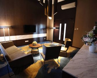 Midtown Hotel Samarinda - Samarinda - Living room
