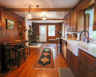 Charming Historic Lakefront Home w/ Expansive Porches, Kayaks & Spacious Living! - Winthrop - Cucina