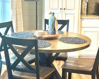 The Good Life Lake House | 3 Bed, 2 Bath - Abbeville - Dining room
