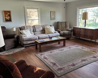 Spencer Family Farmhouse, Minutes From Indian Creek Marina On Mark Twain Lake. - Monroe City - Sala de estar
