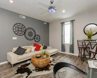 Top of Geyer apartment - St. Louis - Living room