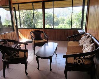 Drop Hostel - Kandy - Living room