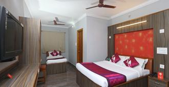 OYO 8828 Holidays Dollars Grand - Tirupati - Bedroom