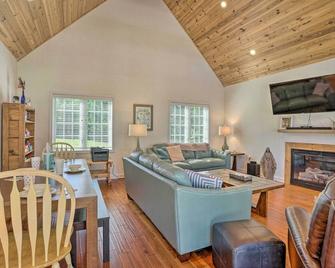 Riverfront Retreat on 4 Acres with Private Dock - Heathsville - Sala de estar