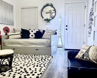 Steps to Restaurants & Main Street. Pet friendly - Safety Harbor - Living room