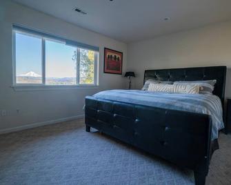 Scenic View Lodge | Hot Tub/Deck | Inspiring View - Sandy - Habitación