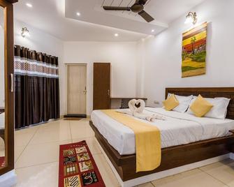 Hotel Prashanth Residency - Madikeri - Bedroom