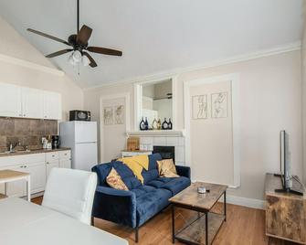 A COZY home in south Houston - Missouri City - Living room