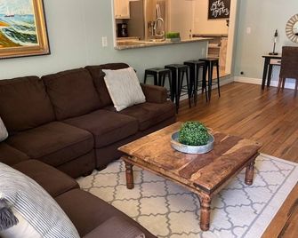 Cozy 3 bedroom home in quiet neighborhood - West Sacramento - Living room