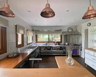Elegant Getaway Complex in Villa Amancay Calamuchita - Villa Yacanto - Cocina