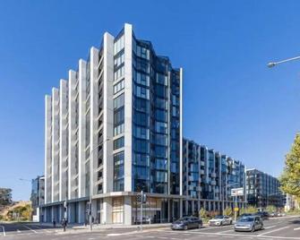 City-Self check in-Parking-Pool - Canberra - Bâtiment