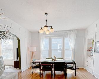 Ivy Jungalow | Bright, Clean, & near Downtown - Joplin - Dining room