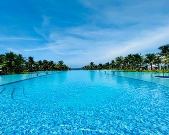 Arenaa Seaview Cam Ranh Beach Resort Nha Trang Best Location Near The Airport - Nha Trang - Pool
