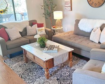 Beautiful Renovated Pinehurst Condo I 2 Bedroom/ 2 Bath I Pool I Sleeps 4 - Pinehurst - Living room