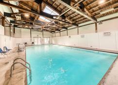 Walkable in-town condo w/ deck & shared pool, hot tub & tennis - near skiing - Stowe - Basen