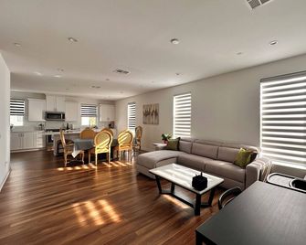 Charming 3-bedroom townhome close to Newport beach SCP and Disney - Irvine - Living room