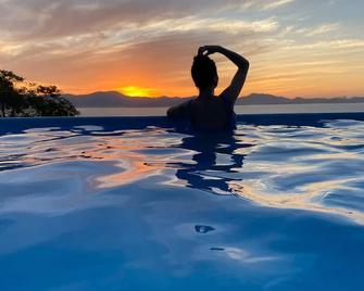 House with 5 suites with spectacular views to the sea! - Porto Belo - Piscina