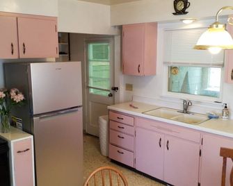 Charming 3-bedroom house with AC and WiFi in Cut Bank - Cut Bank - Kitchen