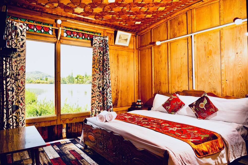 Golden Flower Heritage Houseboat - Srinagar - Bedroom