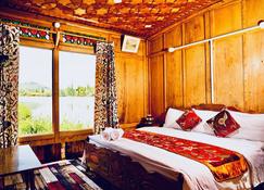 Golden Flower Heritage Houseboat - Srinagar - Bedroom
