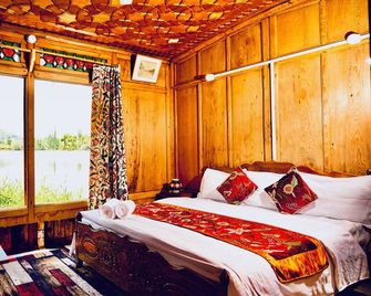 Golden Flower Heritage Houseboat - Srinagar - Bedroom