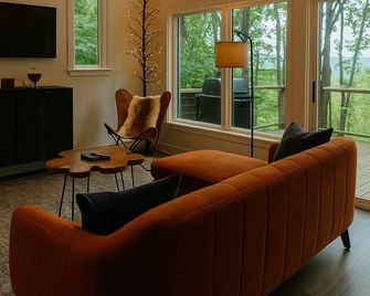 Romantic Tree House Hideaway, Private 15 Acres, Mountain View, Ofuro Soaking Tub - Trion - Sala de estar