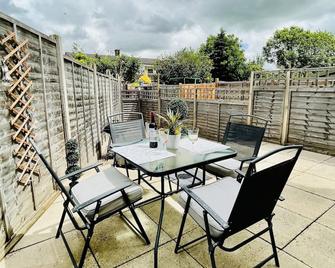 Cozy Bicester Village townhouse with garden - Bicester - Patio
