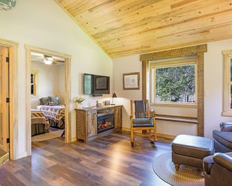 Bighorn Cabin #2 - Have breakfast with Bighorn Sheep! - Clinton - Living room