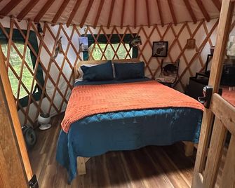 Porter's Perch, A Cozy Yurt Tucked into the Woods - Seward - Bedroom
